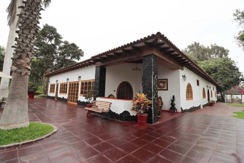 Beautiful colonial-style façade with traditional architectural details.