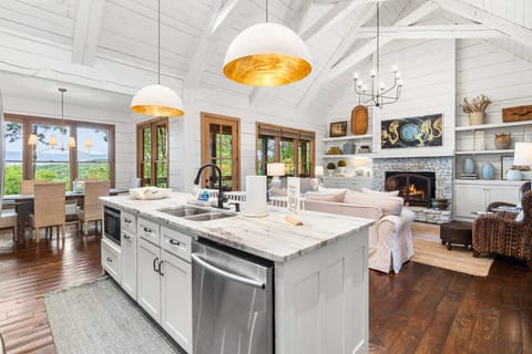 ALL GRANITE KITCHEN w/GAS COOKTOP & FRENCH 4-DOOR FRIDGE