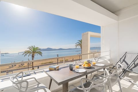 Front line apartment. Sea view