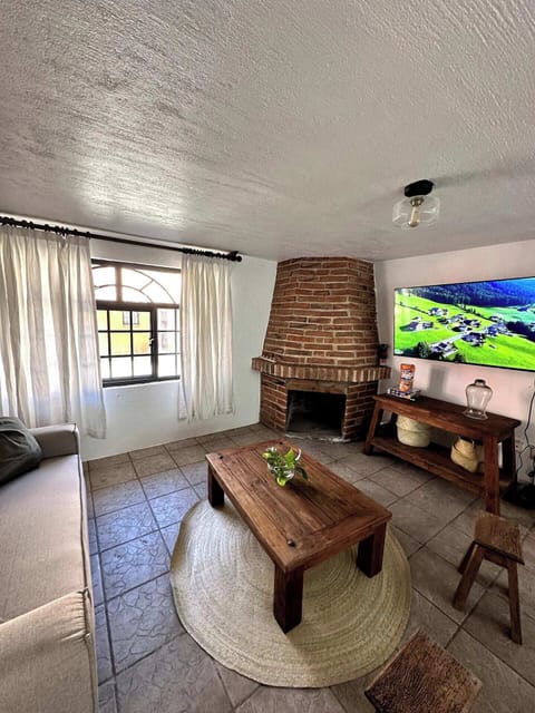 En el sitio,Alrededores,Area de estar,Área para café / té,Área y comodidades,Dia,Hora del día,TV y multimedia,Ubicación,Vista del Jardín,Zona TV/salón compartidos