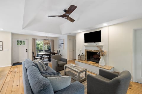 Living Area (Fireplace Not Available for Guest Use)