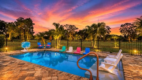Just another dreamy night at Sonny Sarasota 🌴🍹 Poolside sunsets and vacation mode fully activated.
