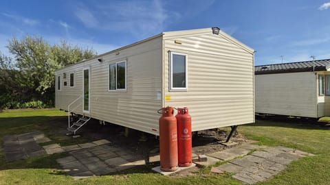 Enjoy a break in Kent at this stunning 6 berth caravan with decking. Sleeping 6 its the perfect place for a UK staycation this summer.