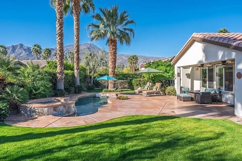 SOUTH-FACING BACKYARD VERY PRIVATE HEATED POOL AND SPA HOT TUB WITH GREAT JETS! 