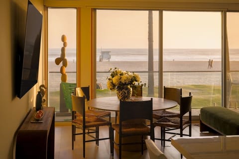 Oceanfront 4 Bedroom Home Venice Beach - Sunset Dining with Lifeguard Tower View