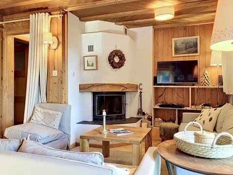Furniture, Interior Design, Wood, Room, Flooring, Ceiling, Floor, Lighting, Table, Living Room