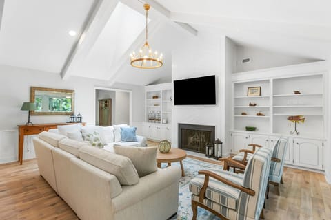 Living Area (Fireplace Not Available for Guest Use)