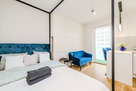 Bright Studio with Balcony Access | Book Now with RENTUJEMY.COM