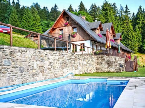Window, Architecture, Residential Area, House, Home, Roof, Cottage, Driveway, Suburb, Mid-Size Car