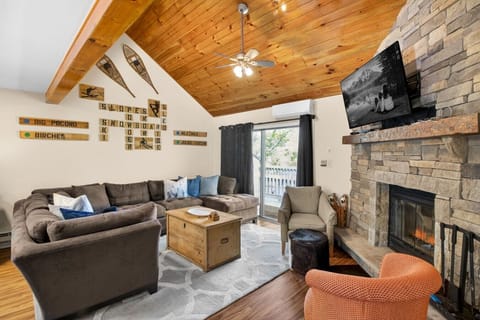 Cozy up after a day at Camelback in the warm mountain-style living room with fireplace, Smart TV, and ski-lodge charm. 🔥🎿