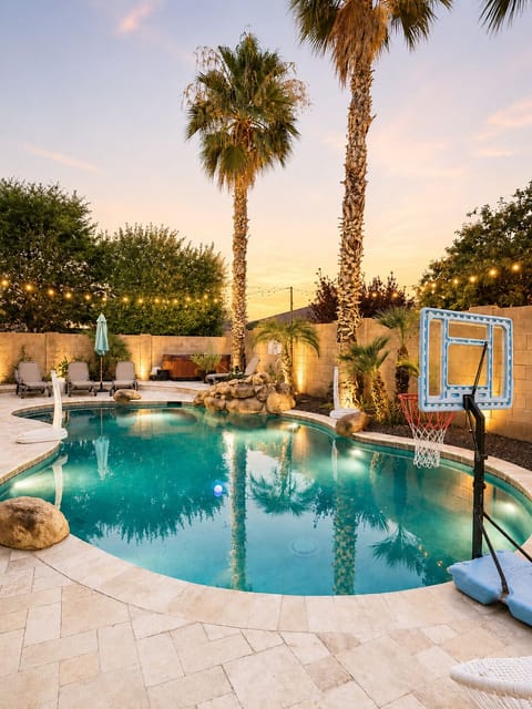 Beautiful Heated Pool & Spa