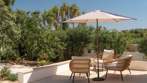 Relax in the garden lounge, the perfect spot for sunny afternoons and peaceful Algarve evenings.
#GardenRetreat #OutdoorLiving #AlgarveVilla