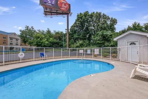 Seasonal outdoor pool (open April to September)