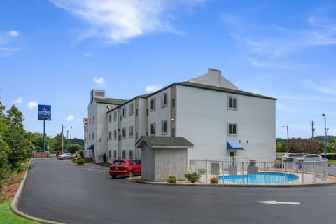 Seasonal outdoor pool (open April to September)