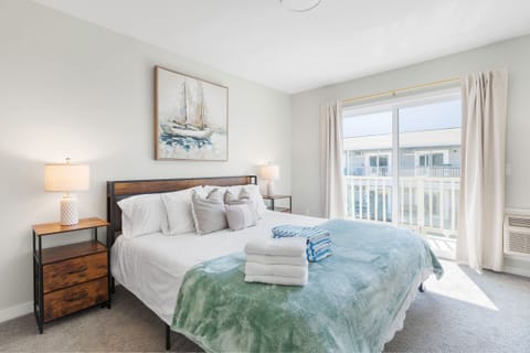 King bed, with AC, ocean views from the sliding door and nightstands 