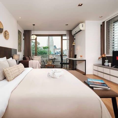 King Comfort Meets Thai Aesthetic
A spacious king bed with layered textures, cozy bench, and earthy tones—perfect for restful nights and stylish mornings.