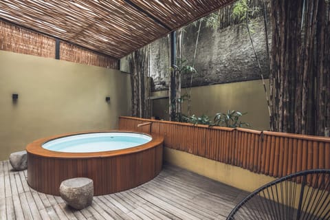 Outdoor spa tub