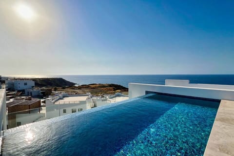 Privater Rooftop Pool mit Blick auf das Meer und auf das Gebirge