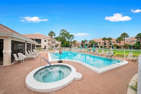 Community Pool & Spa / Hot Tub