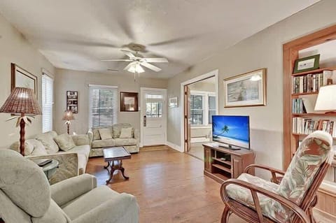 Living room with extra seating for your family 