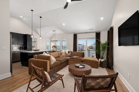 9-web-or-mls-114-E-Fifth-TL-Living-V7