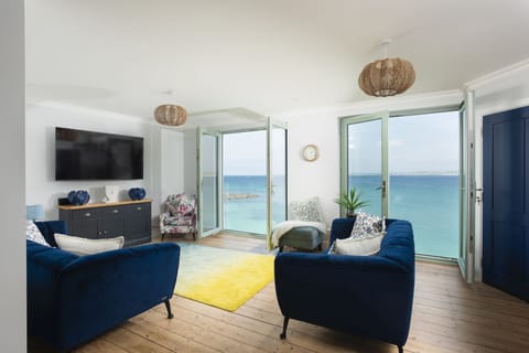 Living room with sofas, sea view, beach front - Mermaids