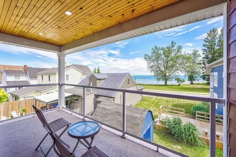 Enjoy breathtaking views of the U.S.-Canada border Lake Erie from this spacious lake-view balcony, complete with cozy seating and a shaded wooden ceiling. Just steps away, the Friendship Trail offers scenic walks or bike rides along the waterfront. 