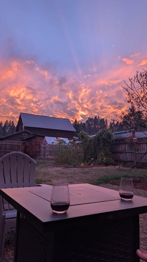 Wine and a perfect Roslyn sunset