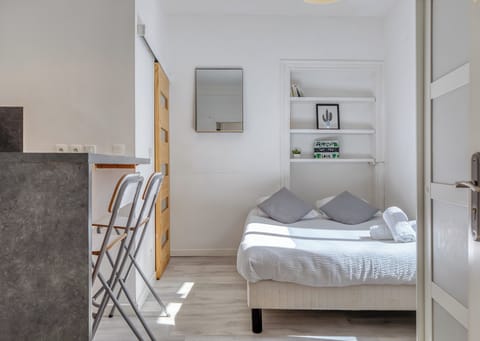 Pièce de vie avec lit double