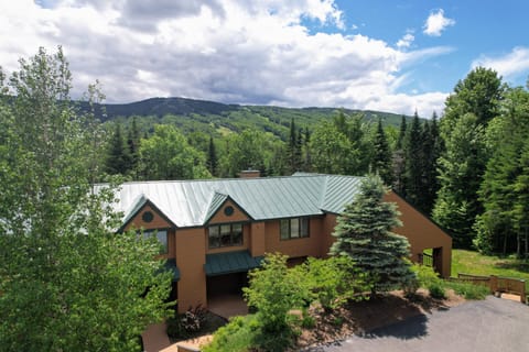 Welcome to our cozy Mount Washington Place two bedroom home!