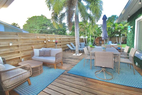 Welcome to the Backyard Retreat of Lounging Lizard, close to Downtown Stuart & Beaches!