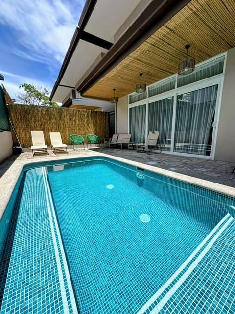 Disfruta de tu propia piscina privada en un ambiente tranquilo y tropical, perfecta para refrescarte, relajarte y disfrutar del clima de Costa Rica.