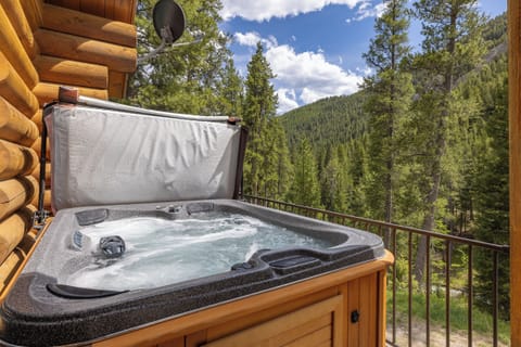 Forest view hot tub mountain retreat | Exterior