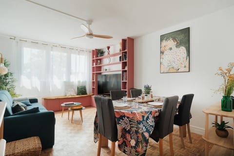 salon avec coin repas pour 6 personnes, canapé et télévison 55 pouces.