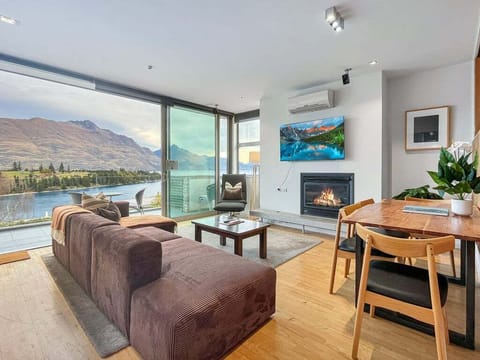 Panoramic lake and mountain views from this stylish Queenstown retreat.