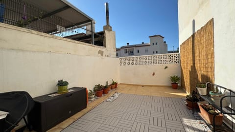 Terraza con barbacoa y vistas al pueblo