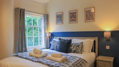 Blue Room Bedroom, Kingsize bed. 
