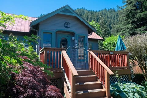 Welcome to your charming Harrison cottage getaway