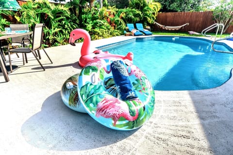 Large, private pool, dining table, pool loungers 