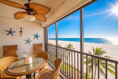 Sun and Sand, Drinks On Ice, Welcome to Our Paradise! Sunset 703 offers you spectacular panoramic Gulf views from your 7th floor Screened In Lanai!