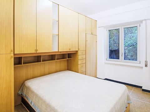 Wood, Flooring, Interior Design, Floor, Furniture, Room, Bedroom, Bed, Apartment, Hardwood