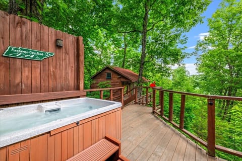 Sevierville-Cabin-Treehouse-Overlook-Exterior-Hot-Tub (2)