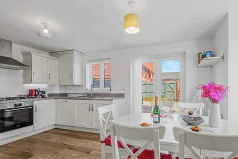 The kitchen and dining area offers everything guests need for a comfortable self-catering stay, with seating for four around the dining table.