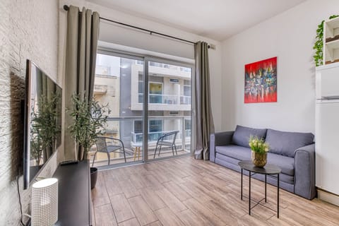Bright open-plan studio with fully equipped kitchenette and dining space