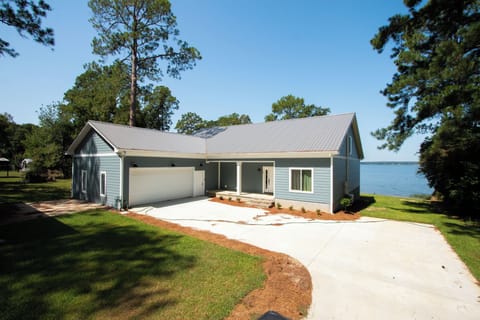 Entry from road, direct access to the lake and private beach