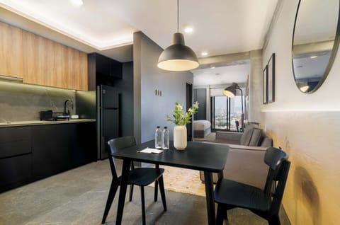 Bright dining area connected to the fully equipped kitchen, perfect for enjoying meals together.