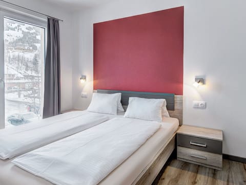 Bedroom, Bed, Bedding, Bed Frame, Linens, Bed Sheet, Suite, Hotel, Pillow, Freezing