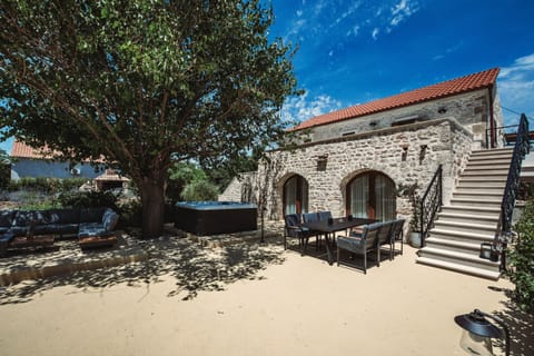 Garden area with private whirlpool, lounge and outdoor dining space.