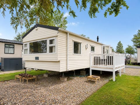 Enjoy a stay in the stunning Yorkshire Dales at Bowland Fell Holiday Park in this 2 bed, 6 berth caravan. Perfect base for exploring.