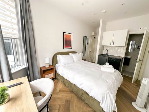 Stylish Studio | Kitchenette | Barons Court